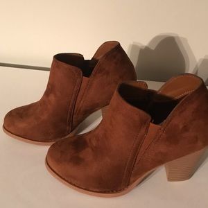 Mata Insight-1 tan booties NWOT